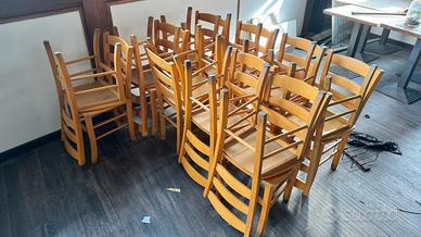 Sedie e tavoli in legno