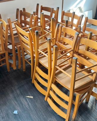 Sedie e tavoli in legno