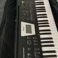 tolgo tastiera Roland e piano Korg 