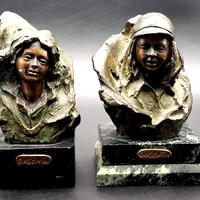 Set di due busti in bronzo su un cubetto in marmo