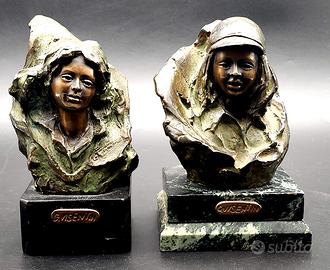Set di due busti in bronzo su un cubetto in marmo
