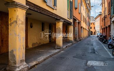 Negozio a Bologna Via Orfeo 2 locali