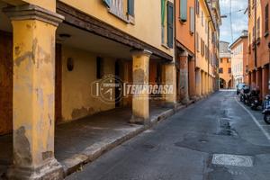 Negozio a Bologna Via Orfeo 2 locali