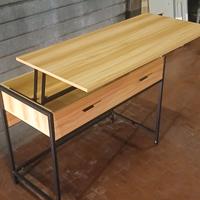 scrivania con piano rialzato stile industriale 