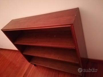 scaffalatura legno a tre ripiani