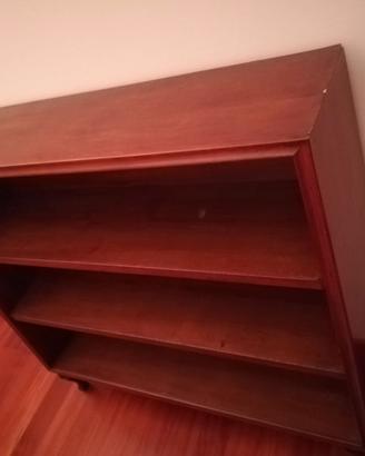 scaffalatura legno a tre ripiani