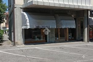 NEGOZIO A LANGHIRANO
