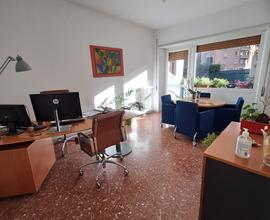 Ampie stanze im ufficio arredato