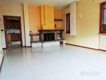 Appartamento di 300 m² con più di 5 locali e box a