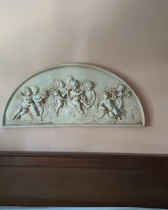 basso rilievo in gesso ecru