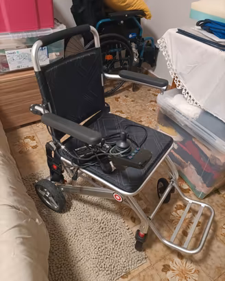 sedia a rotelle a batteria ricaricabile 