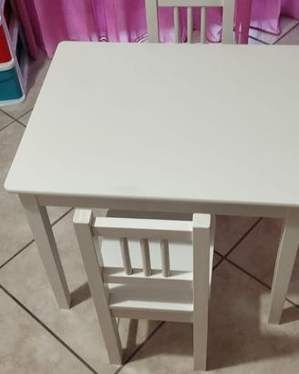 Tavolino più due sedie per bambini