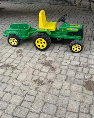 Trattore a pedali per bambini con rimorchio