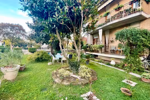 Appartamento con giardino privato, terrazze e gara