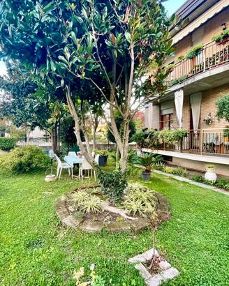 Appartamento con giardino privato, terrazze e gara