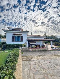 Villa immersa nella natura con piscina
