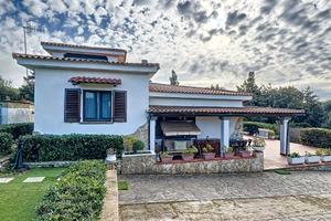 Villa immersa nella natura con piscina