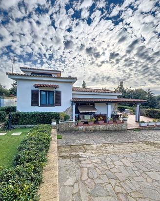 Villa immersa nella natura con piscina