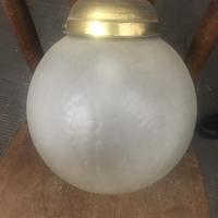 Lampadario con boccia in vetro