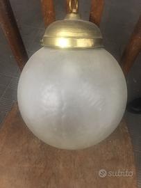 Lampadario con boccia in vetro