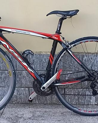 bicicletta da corsa in carbone 