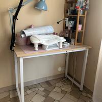 Scrivania con mensola