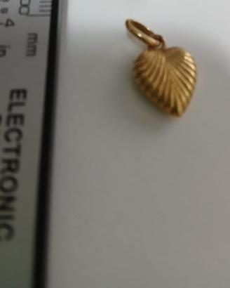 Ciondolo piccolo a forma di Cuoricino in oro 750