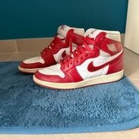 AIR JORDAN 1

Retro rosso alto e universitario