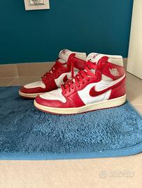 AIR JORDAN 1

Retro rosso alto e universitario