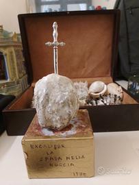 la spada nella roccia sscultura