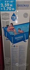 piscina con accessori 