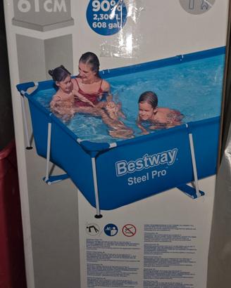 piscina con accessori 