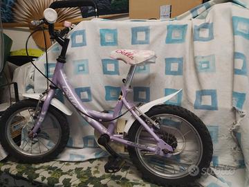 Bicicletta con roteline di equilibrio per bimba