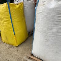 Gusci di nocciole secchi