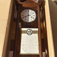 un orologio a pendolo da parete AMS