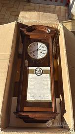 un orologio a pendolo da parete AMS