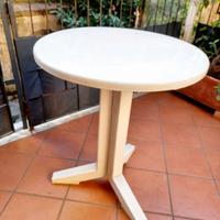 Tavolino bianco in resina