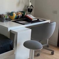 Scrivania , sedia e sgabello