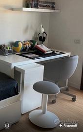 Scrivania , sedia e sgabello