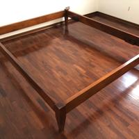 Struttura in legno con materasso matrimoniale