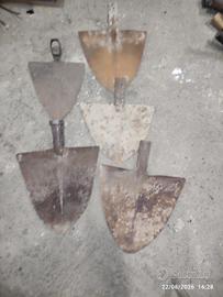 Pala in ferro battuto con manico in legno 