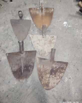 Pala in ferro battuto con manico in legno 