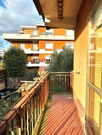 Ampio appartamento con balcone