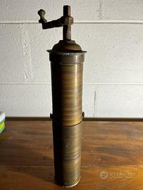 macinapepe in ottone del 1900