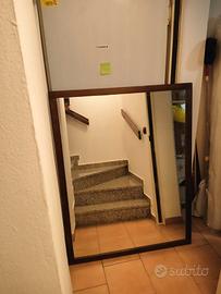 Specchio grande con cornice in legno