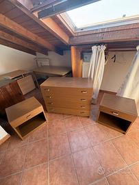 Comodini e scaffale in legno