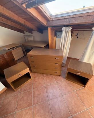 Comodini e scaffale in legno