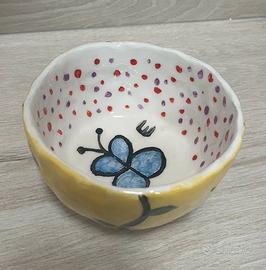 Ciotola in ceramica fatta e dipinta mano