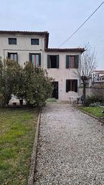 Mira porzione di casa con 3 camere