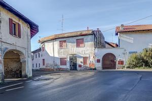 AMPIO TERRATETTO SU 2 LIVELLI DA RISTRUTTURARE, Vi
